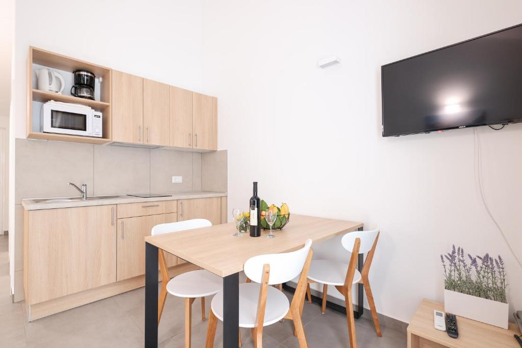 [Trogir] Apartmani Medena****: LIPANJSKI ODMOR UZ MORE I BAZENE U DALMACIJI UZ POLUPANSION I GRATIS DIJETE!