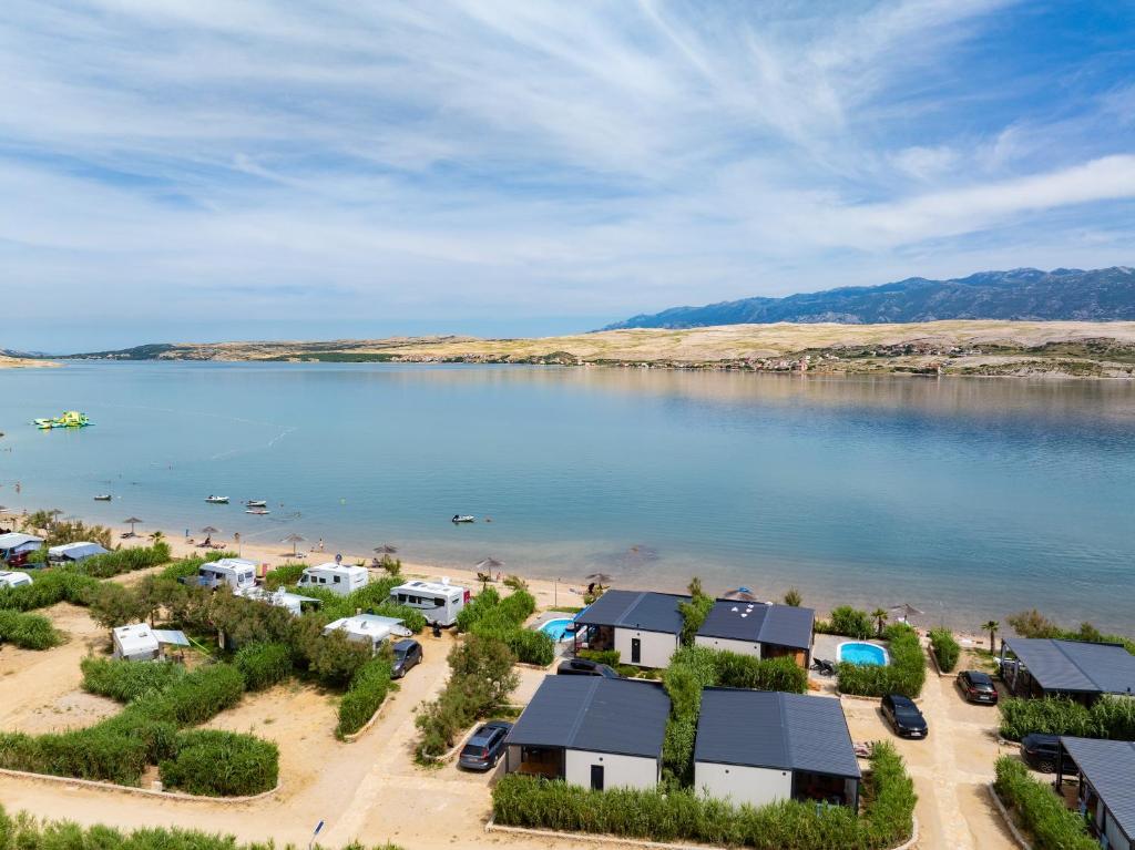 [Otok Pag - Kolan] Terra Park SpiritoS Holiday Homes****: Kamp prelijepih plaža, fantastičnog spoja prirode i luksuza za novu dimenziju odmora!