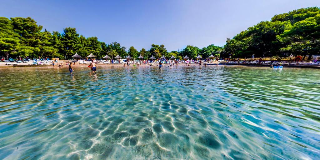 [Pakoštane] Pine beach resort***: Proljetni odmor u resortu smještenom u prirodnoj uvali s prekrasnom prirodnom pješčanom plažom!