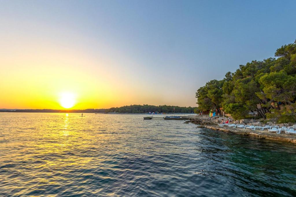 [Pakoštane] Pine beach resort***: Proljetni odmor u resortu smještenom u prirodnoj uvali s prekrasnom prirodnom pješčanom plažom!