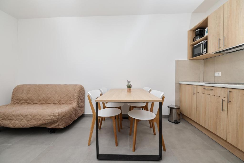 [Trogir] Apartmani Medena****: LIPANJSKI ODMOR UZ MORE I BAZENE U DALMACIJI UZ POLUPANSION I GRATIS DIJETE!