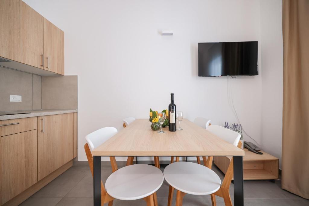 [Trogir] Apartmani Medena****: LIPANJSKI ODMOR UZ MORE I BAZENE U DALMACIJI UZ POLUPANSION I GRATIS DIJETE!