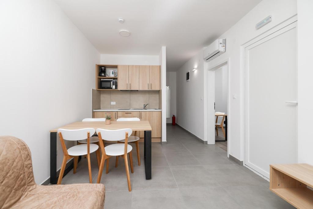 [Trogir] Apartmani Medena****: LIPANJSKI ODMOR UZ MORE I BAZENE U DALMACIJI UZ POLUPANSION I GRATIS DIJETE!