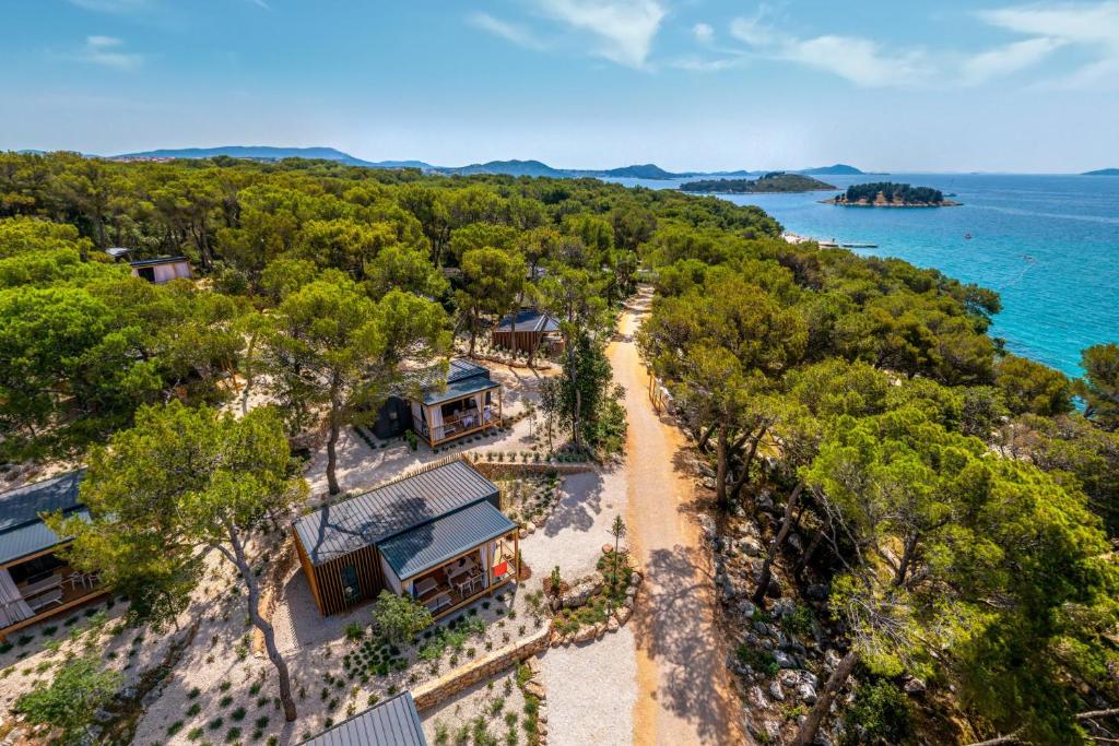 [Pakoštane] Pine beach resort***: Proljetni odmor u resortu smještenom u prirodnoj uvali s prekrasnom prirodnom pješčanom plažom!