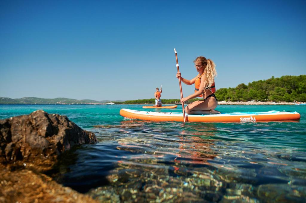 [Pakoštane] Pine beach resort***: Proljetni odmor u resortu smještenom u prirodnoj uvali s prekrasnom prirodnom pješčanom plažom!
