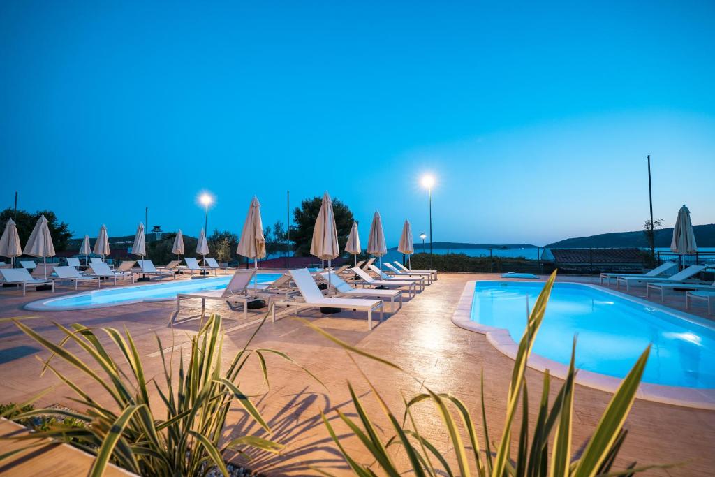 [Trogir] Apartmani Medena****: LIPANJSKI ODMOR UZ MORE I BAZENE U DALMACIJI UZ POLUPANSION I GRATIS DIJETE!