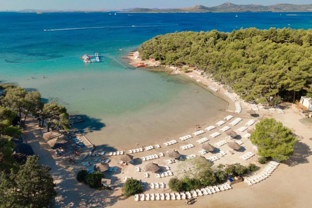 [Pakoštane] Pine beach resort***: Proljetni odmor u resortu smještenom u prirodnoj uvali s prekrasnom prirodnom pješčanom plažom!