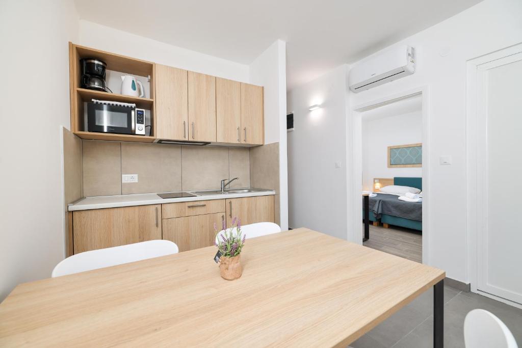 [Trogir] Apartmani Medena****: LIPANJSKI ODMOR UZ MORE I BAZENE U DALMACIJI UZ POLUPANSION I GRATIS DIJETE!