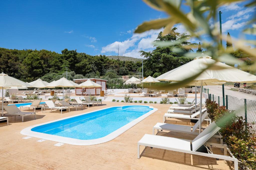 [Trogir] Apartmani Medena****: LIPANJSKI ODMOR UZ MORE I BAZENE U DALMACIJI UZ POLUPANSION I GRATIS DIJETE!