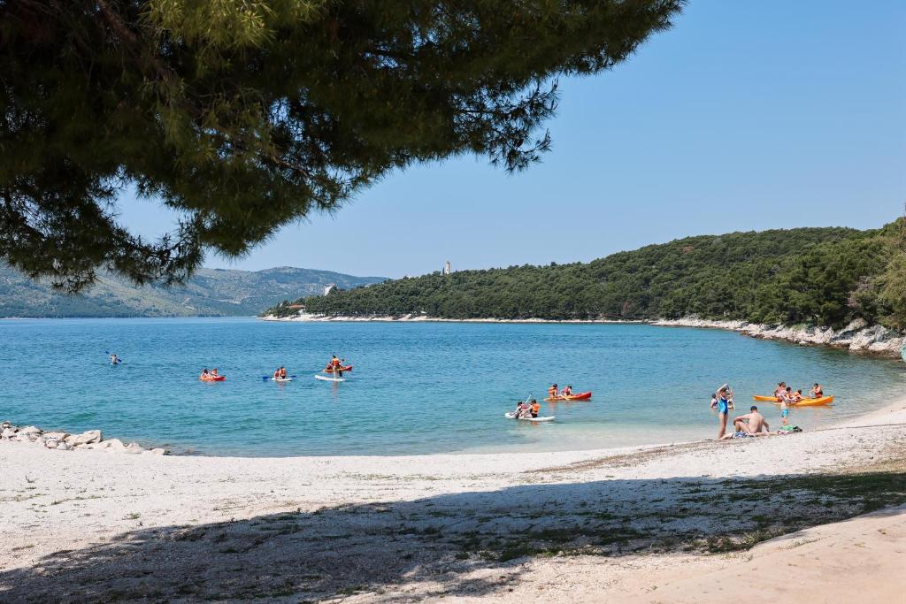 [Trogir] Apartmani Medena****: LIPANJSKI ODMOR UZ MORE I BAZENE U DALMACIJI UZ POLUPANSION I GRATIS DIJETE!