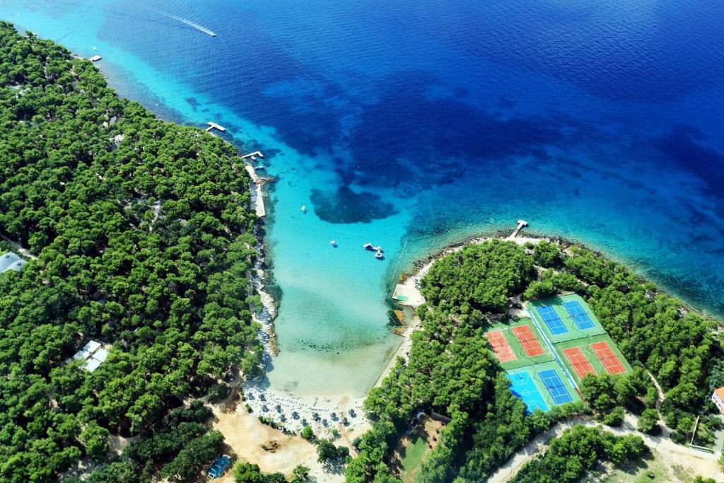 [Pakoštane] Pine beach resort***: Proljetni odmor u resortu smještenom u prirodnoj uvali s prekrasnom prirodnom pješčanom plažom!