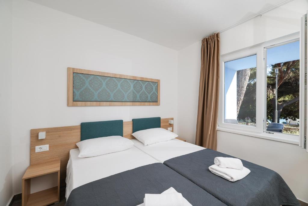 [Trogir] Apartmani Medena****: LIPANJSKI ODMOR UZ MORE I BAZENE U DALMACIJI UZ POLUPANSION I GRATIS DIJETE!