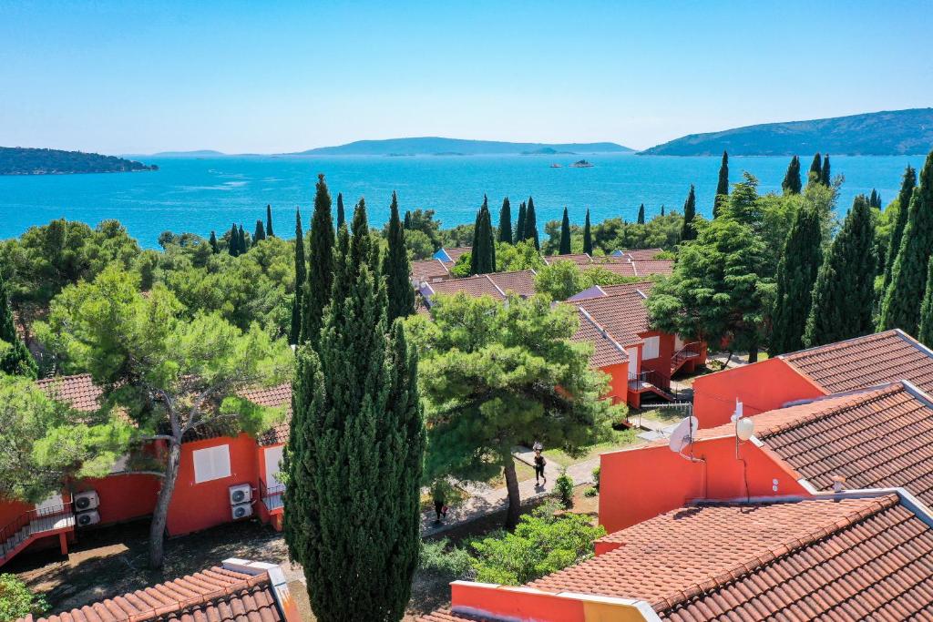 [Trogir] Apartmani Medena****: LIPANJSKI ODMOR UZ MORE I BAZENE U DALMACIJI UZ POLUPANSION I GRATIS DIJETE!
