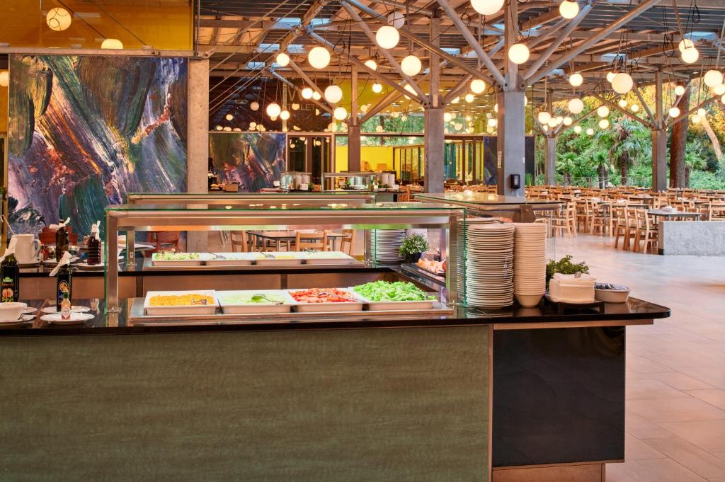 [Pakoštane] Pine beach resort***: Proljetni odmor u resortu smještenom u prirodnoj uvali s prekrasnom prirodnom pješčanom plažom!