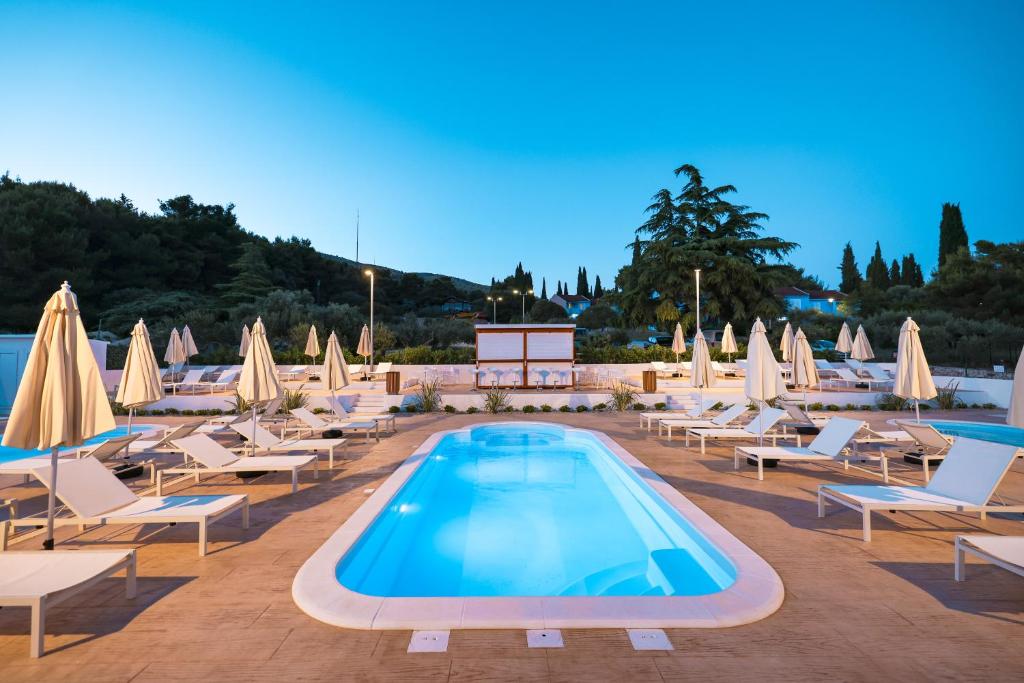 [Trogir] Apartmani Medena****: LIPANJSKI ODMOR UZ MORE I BAZENE U DALMACIJI UZ POLUPANSION I GRATIS DIJETE!