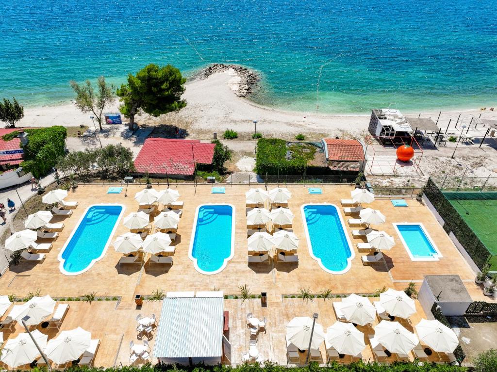 [Trogir] Apartmani Medena****: LIPANJSKI ODMOR UZ MORE I BAZENE U DALMACIJI UZ POLUPANSION I GRATIS DIJETE!