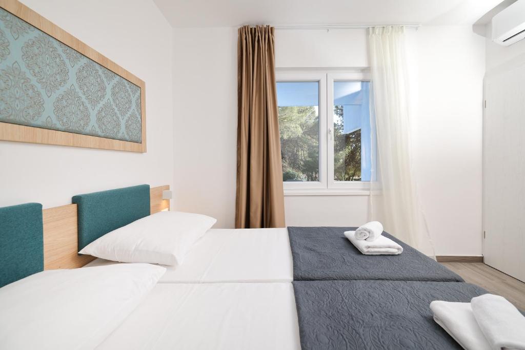 [Trogir] Apartmani Medena****: LIPANJSKI ODMOR UZ MORE I BAZENE U DALMACIJI UZ POLUPANSION I GRATIS DIJETE!