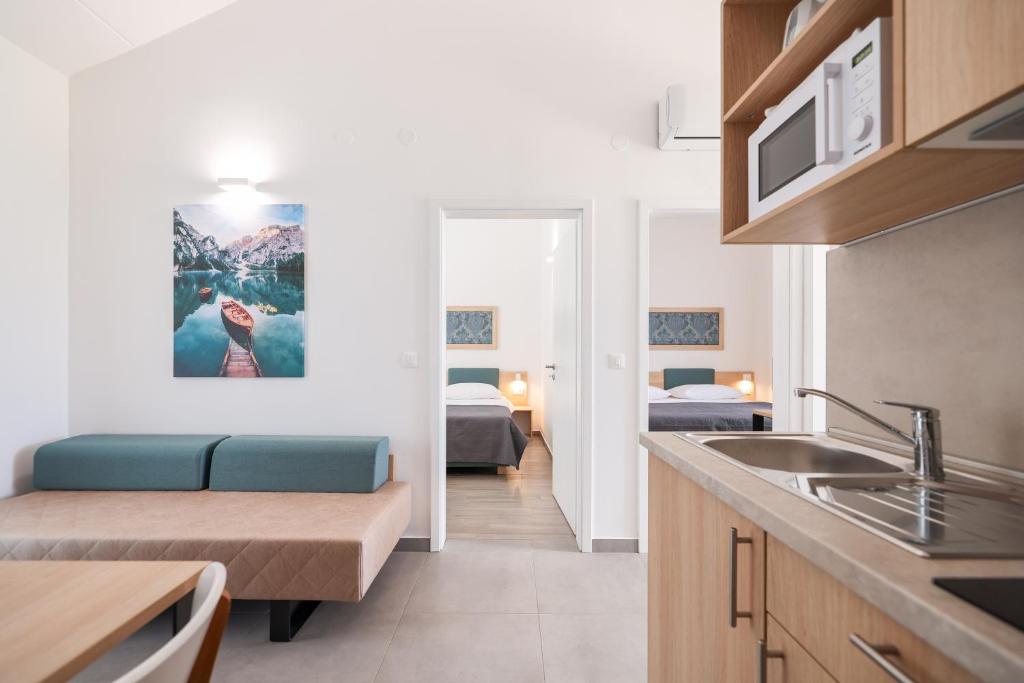 [Trogir] Apartmani Medena****: LIPANJSKI ODMOR UZ MORE I BAZENE U DALMACIJI UZ POLUPANSION I GRATIS DIJETE!