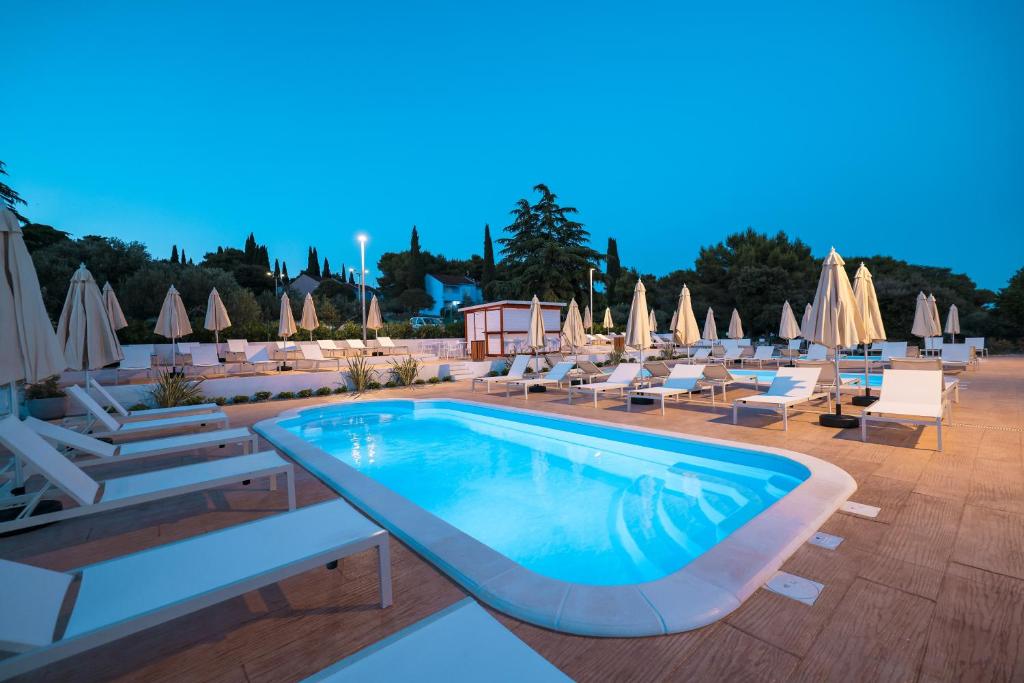 [Trogir] Apartmani Medena****: LIPANJSKI ODMOR UZ MORE I BAZENE U DALMACIJI UZ POLUPANSION I GRATIS DIJETE!