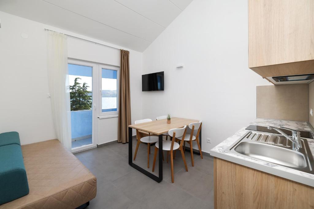 [Trogir] Apartmani Medena****: LIPANJSKI ODMOR UZ MORE I BAZENE U DALMACIJI UZ POLUPANSION I GRATIS DIJETE!