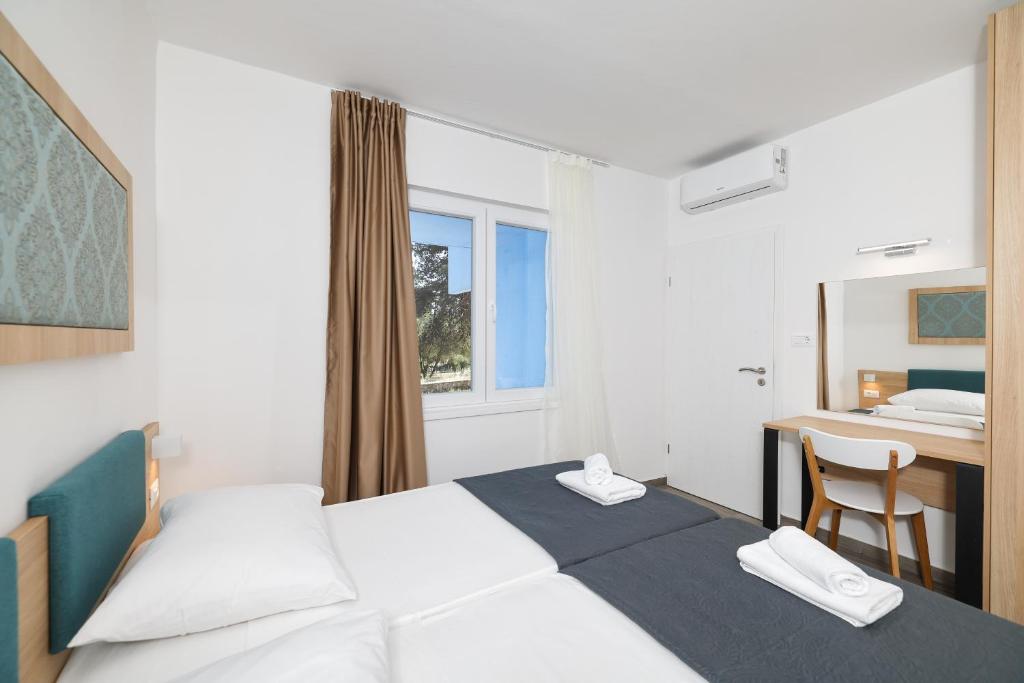 [Trogir] Apartmani Medena****: LIPANJSKI ODMOR UZ MORE I BAZENE U DALMACIJI UZ POLUPANSION I GRATIS DIJETE!