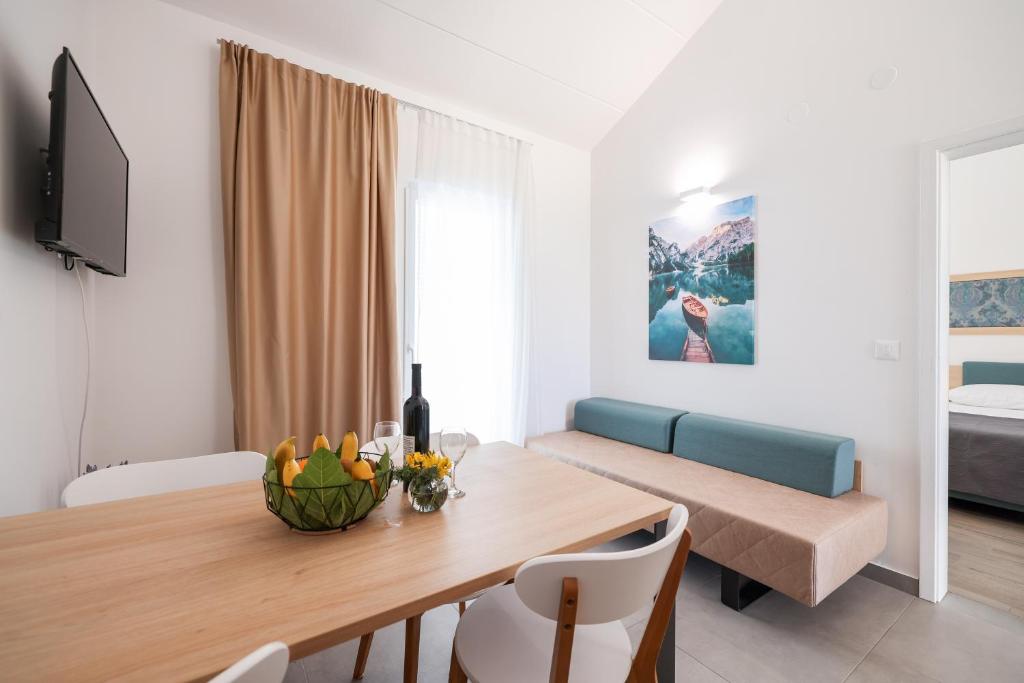 [Trogir] Apartmani Medena****: LIPANJSKI ODMOR UZ MORE I BAZENE U DALMACIJI UZ POLUPANSION I GRATIS DIJETE!