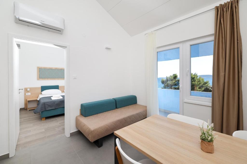 [Trogir] Apartmani Medena****: LIPANJSKI ODMOR UZ MORE I BAZENE U DALMACIJI UZ POLUPANSION I GRATIS DIJETE!