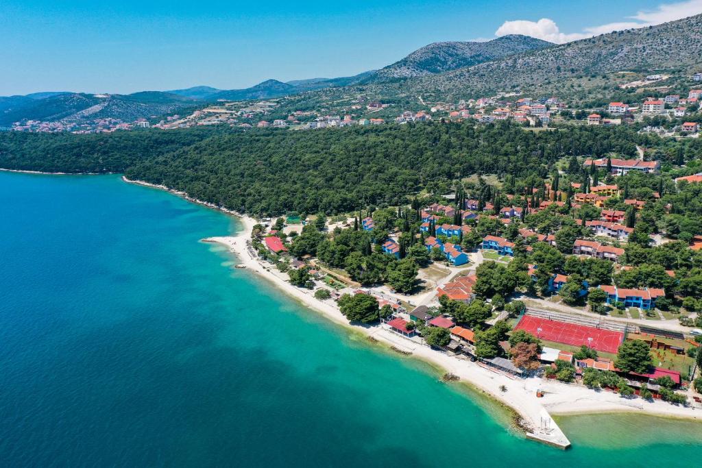 [Trogir] Apartmani Medena****: LIPANJSKI ODMOR UZ MORE I BAZENE U DALMACIJI UZ POLUPANSION I GRATIS DIJETE!