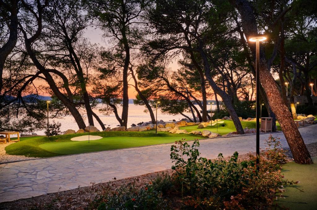 [Pakoštane] Pine beach resort***: Proljetni odmor u resortu smještenom u prirodnoj uvali s prekrasnom prirodnom pješčanom plažom!