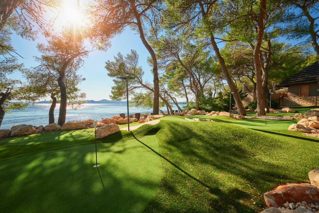 [Pakoštane] Pine beach resort***: Proljetni odmor u resortu smještenom u prirodnoj uvali s prekrasnom prirodnom pješčanom plažom!