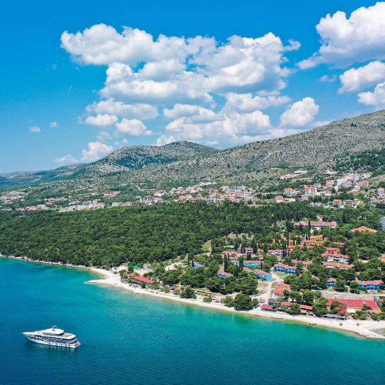 [Trogir] Apartmani Medena****: LIPANJSKI ODMOR UZ MORE I BAZENE U DALMACIJI UZ POLUPANSION I GRATIS DIJETE!