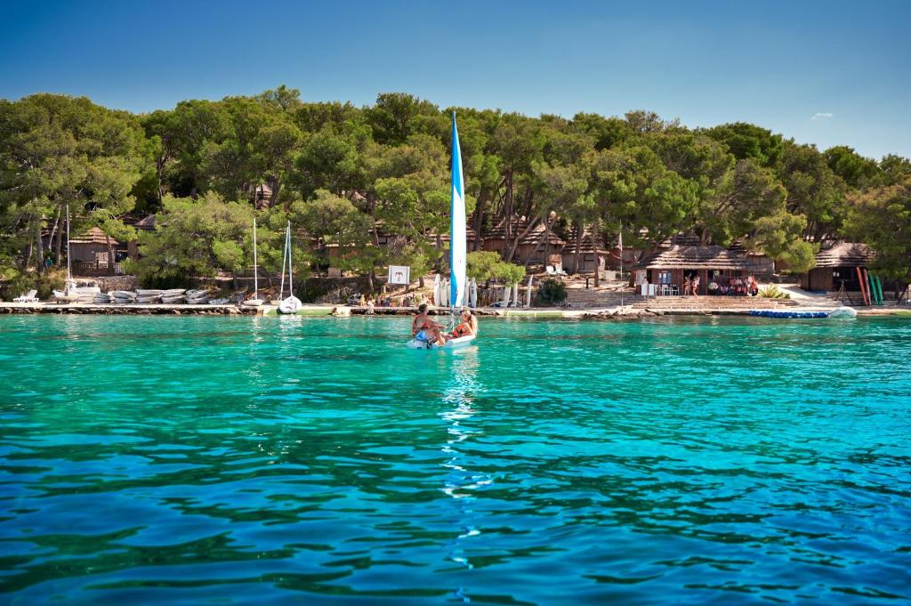 [Pakoštane] Pine beach resort***: Proljetni odmor u resortu smještenom u prirodnoj uvali s prekrasnom prirodnom pješčanom plažom!