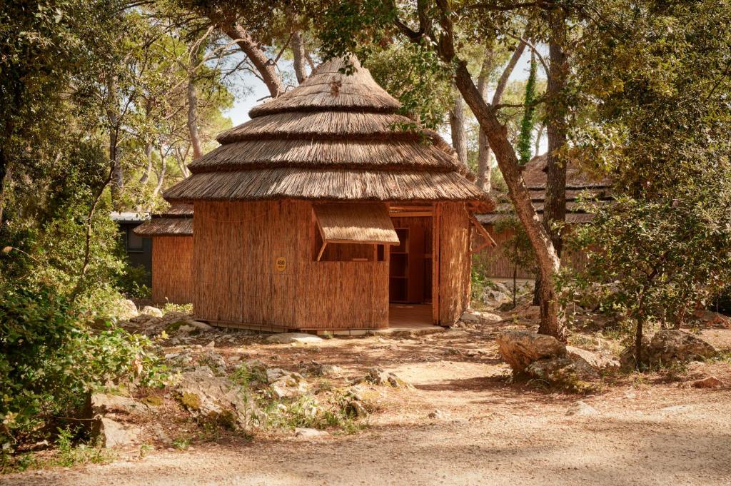 [Pakoštane] Pine Beach Bungalows all inclusive***: Rani ljetni odmor u resortu smještenom u prirodnoj uvali s prekrasnom prirodnom pješčanom plažom!