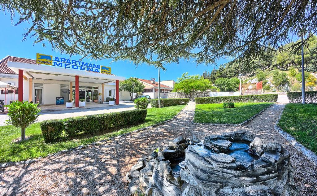 [Trogir] Apartmani Medena****: LIPANJSKI ODMOR UZ MORE I BAZENE U DALMACIJI UZ POLUPANSION I GRATIS DIJETE!