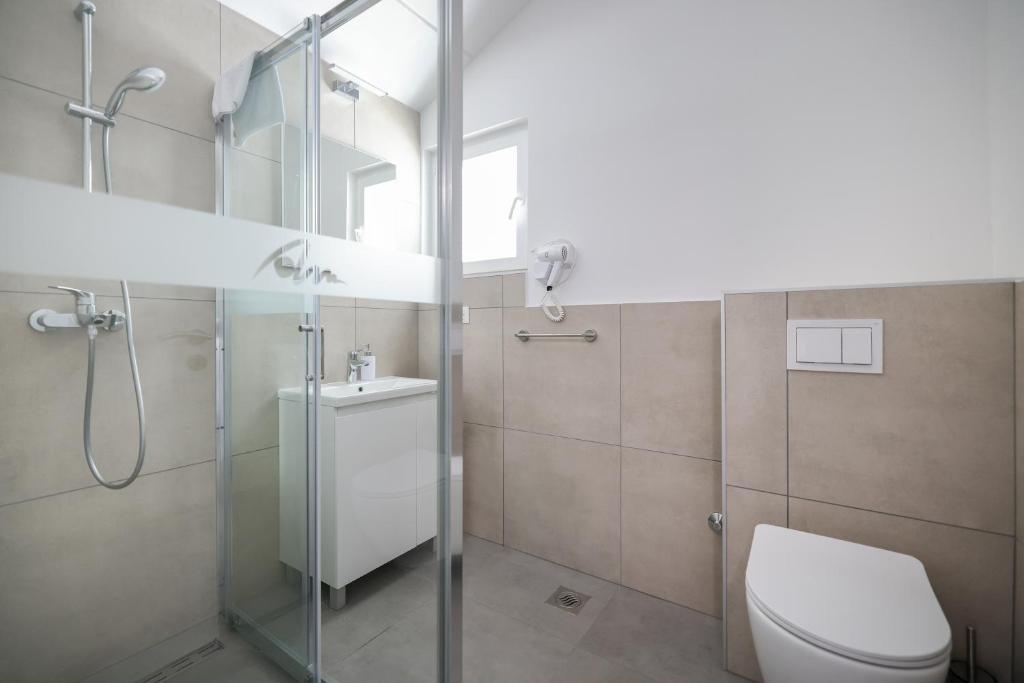 [Trogir] Apartmani Medena****: LIPANJSKI ODMOR UZ MORE I BAZENE U DALMACIJI UZ POLUPANSION I GRATIS DIJETE!