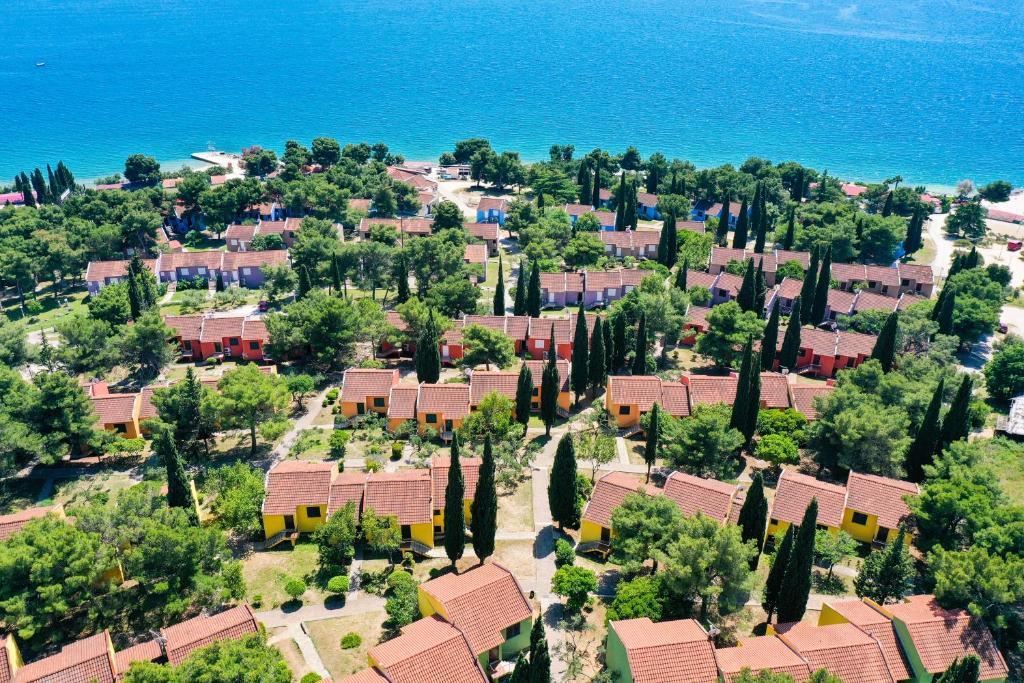 [Trogir] Apartmani Medena****: LIPANJSKI ODMOR UZ MORE I BAZENE U DALMACIJI UZ POLUPANSION I GRATIS DIJETE!