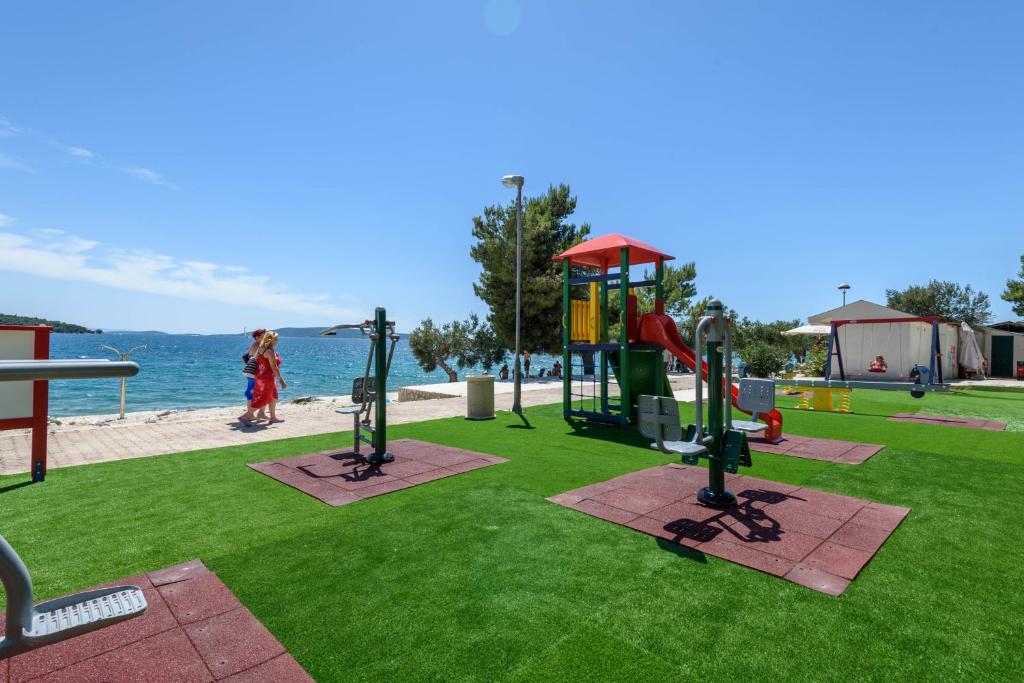 [Trogir] Apartmani Medena****: LIPANJSKI ODMOR UZ MORE I BAZENE U DALMACIJI UZ POLUPANSION I GRATIS DIJETE!