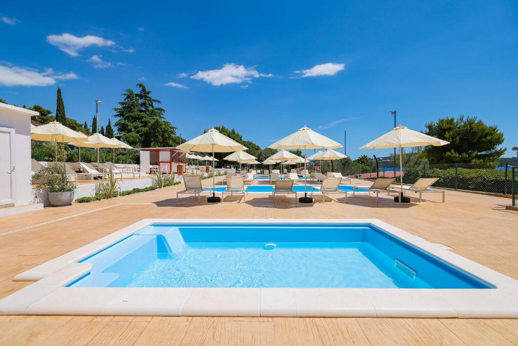 [Trogir] Apartmani Medena****: LIPANJSKI ODMOR UZ MORE I BAZENE U DALMACIJI UZ POLUPANSION I GRATIS DIJETE!
